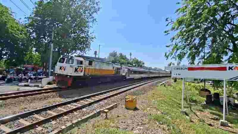 Ini Perbedaan Naik Bus dan Kereta Keliling Pulau Jawa