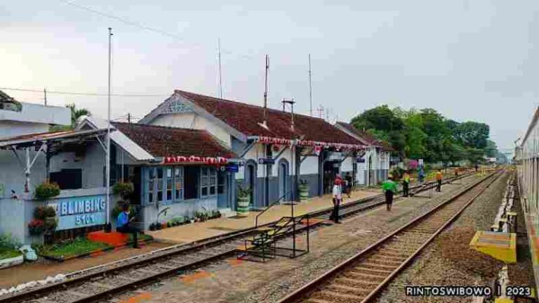 Stasiun Blimbing: Memiliki Dua Bangunan Stasiun, Namun Beda Perusahaan