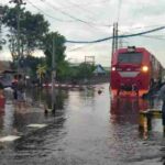 Banjir-Lumpuhkan-Jalur-KA-Alastua-Semarang