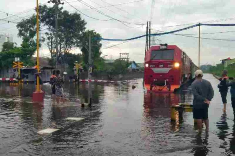 Belasan Perjalanan Kereta Api Diputar, Jalur Semarang Masih Sulit Dilewati