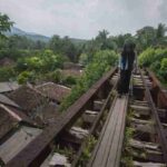 warga-berjalan-melintasi-jalur-kereta-api-pandeglang-labuan-di-cirende_220624171822-986 (1)