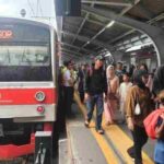krl-menjadi-moda-transportasi-favorit-warga-di-masa-libur-lebaran-idul-fitri-1446-h-pada-h3-lebaran-hari-ini-pengguna-krl-menc-1743590804714_169