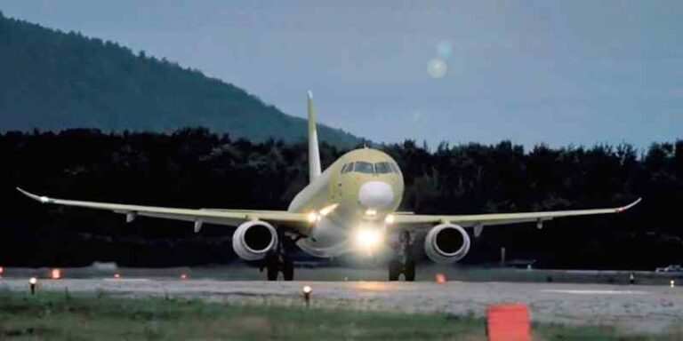 Menghadapi Sanksi, Rusia Luncurkan Superjet 100 Versi Import-Substitution dengan Mesin PD-8