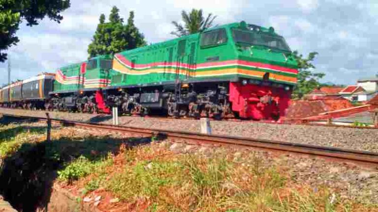 Si Hijau Lokomotif CC 203: Nasibmu Berujung Tak Pasti