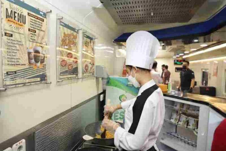 Bikin Betah! Live Cooking Terus Berlanjut di KA Ini, Penumpang Serasa Nongkrong di Kafe