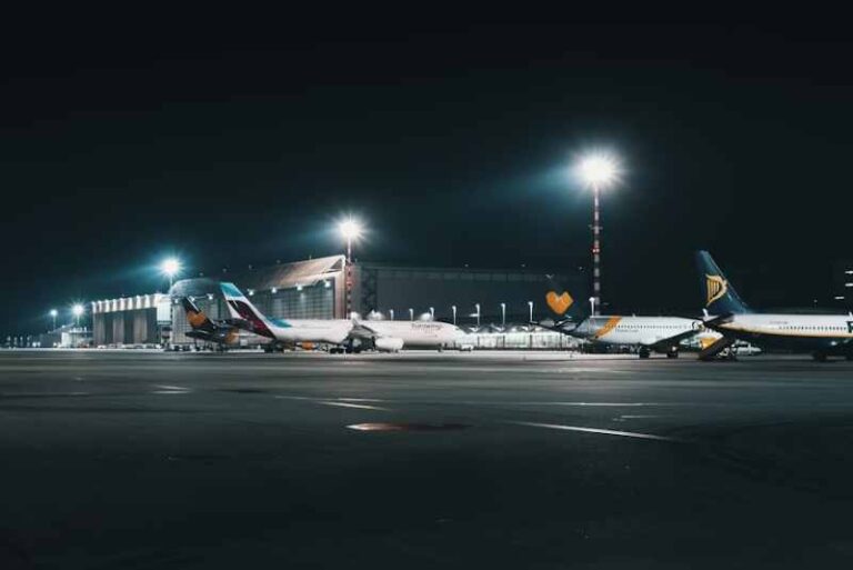 Senyapnya Langit Dini Hari: Mengapa Bandara Internasional Jarang Beroperasi Penuh 24 Jam