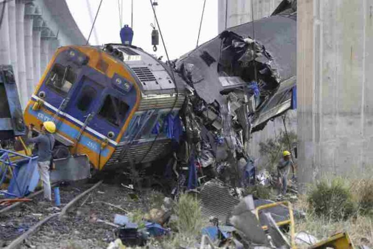 32 Orang Tewas Setelah Crane Konstruksi Menimpa Kereta Penumpang di Thailand