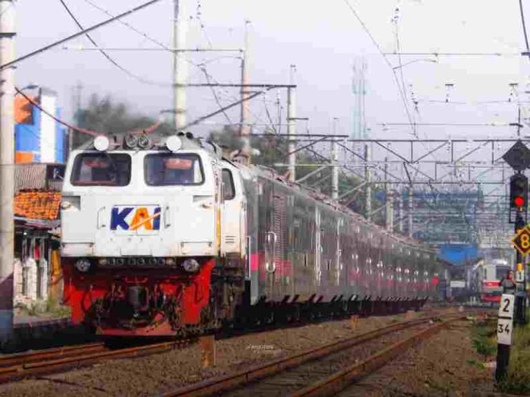 Butuh Perjalanan Pagi ke Semarang? Ini Daftar Pilihan Kereta Api yang Bisa Kalian Gunakan