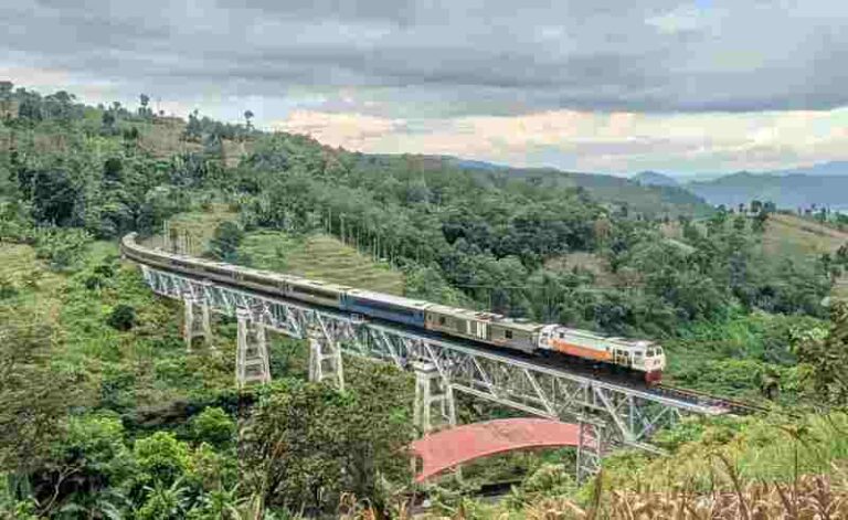 KA Sangkuriang: Perjalanan Favorit Bandung-Ketapang