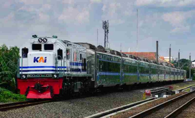 Kenapa Kereta Api Berjalan di Sisi Kanan saat Jalur Ganda? Yuk, Cari Tahu Penjelasannya