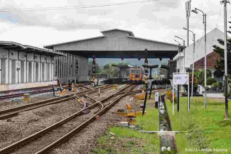 Tak Sekadar Layani Penumpang, Stasiun Gombong Pernah jadi Lokasi Bongkar Muat Pupuk Sejak Era Kolonial Belanda
