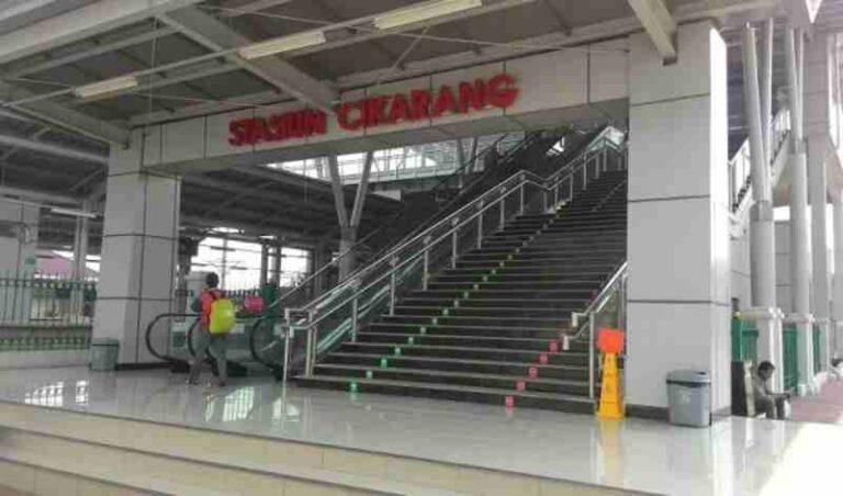 Fenomena Penumpang Menginap di Stasiun Cikarang Demi Bisa Naik Kereta Pertama, Ini Respons dari KAI