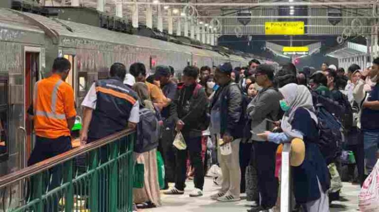 Punya Nilai Sejarah Tinggi, Stasiun Cilacap Kian Ramai Didatangi Wisatawan