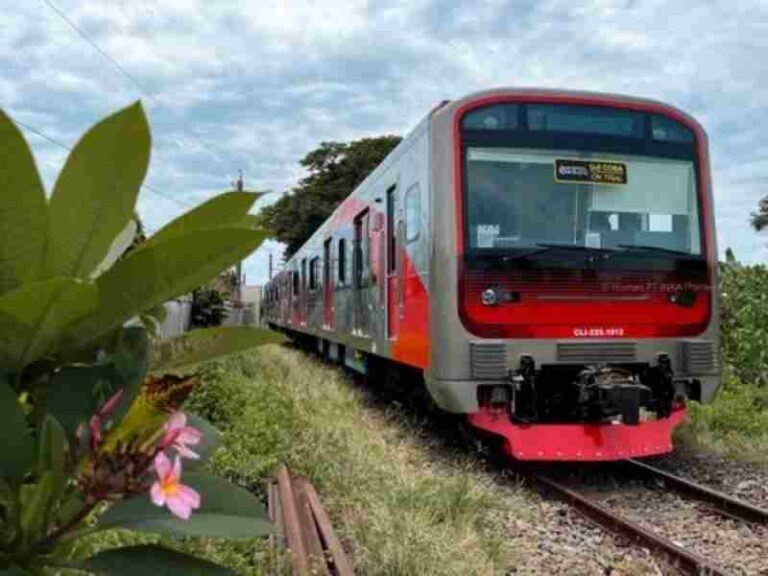 Bukan Lewat Jalur Rel, Ini Alasan KRL Produksi INKA Banyuwangi Dikirim Melalui Jalan Darat