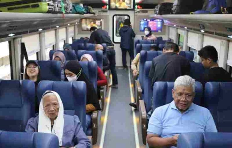 Manfaatkan Tarif Reduksi, Penumpang Lansia Meningkat Menggunakan Kereta Api