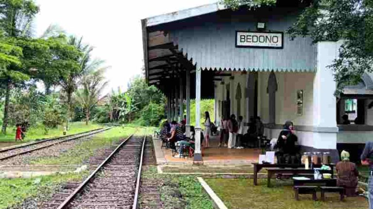 Bersantai dan Menikmati Menu Kafe di Stasiun Bedono yang Legendaris