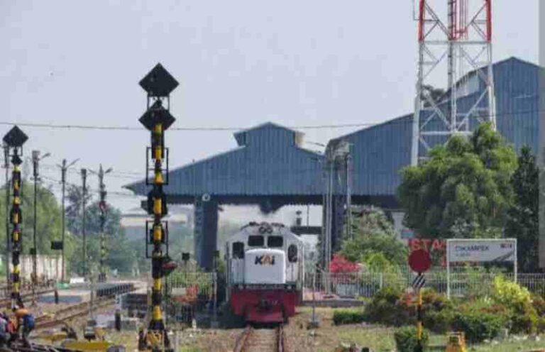 Berada Diposisi Strategis, Stasiun Cikampek Andalan Penumpang KA Lokal dan Jarak Jauh
