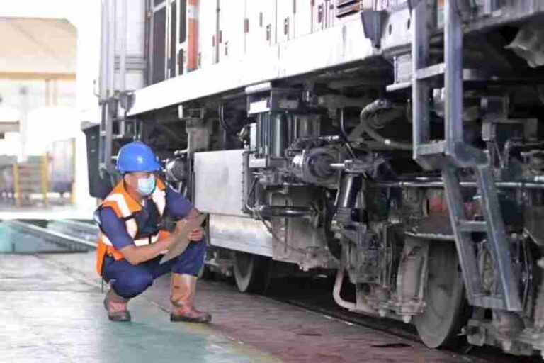 Ini yang Dilakukan Petugas Periksa Bagian Bawah Kereta Api saat Memasuki Stasiun, Yuk Cari Tahu Alasannya