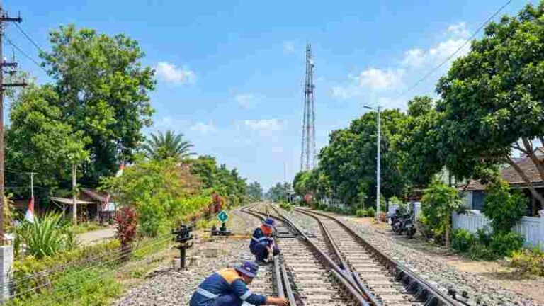 Cuaca Ekstrem, KAI Daop 9 Jember Perketat Pemeriksaan Jalur Kereta Api Dilakukan Dua Kali dalam 24 Jam