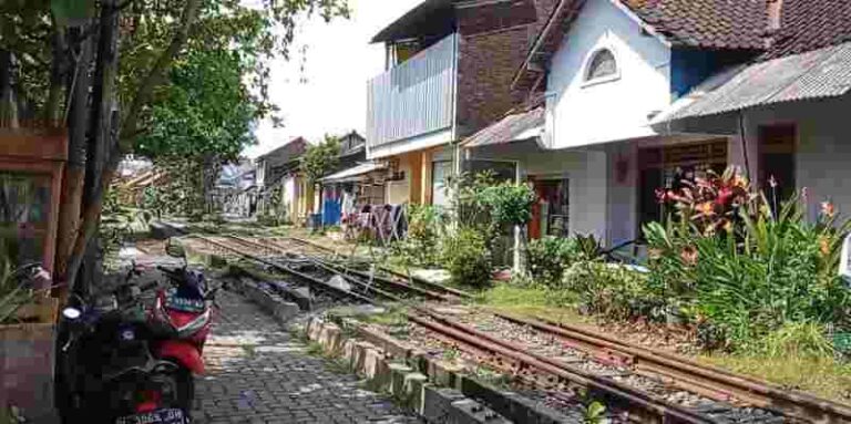 Bak Terbengkalai, Jalur KA di Kawasan Semarang Ini Ternyata Masih Aktif