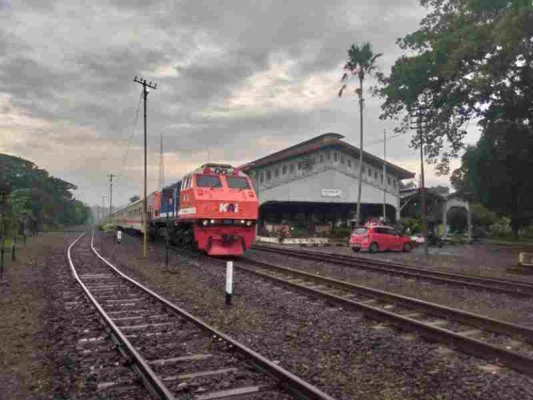 Nostalgia, Yuk! Inilah Daftar Stasiun Kereta Api Tertua di Indonesia yang Melegenda