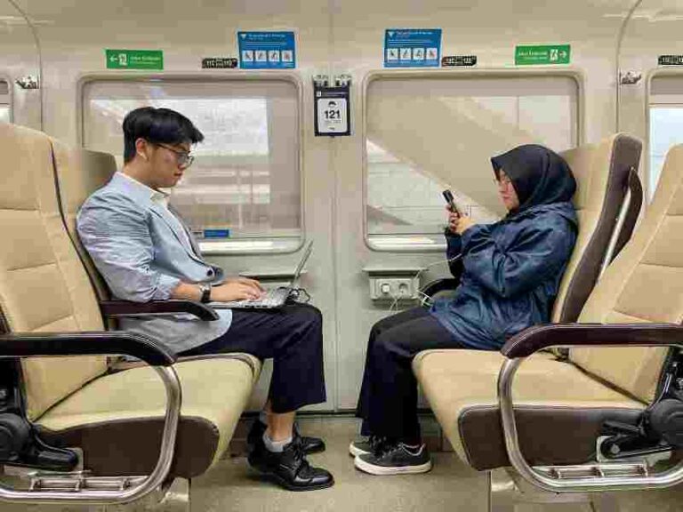 Jangan Ngeyel! Ini Aturan Pemakaian Stop Kontak di Kereta Api yang Benar