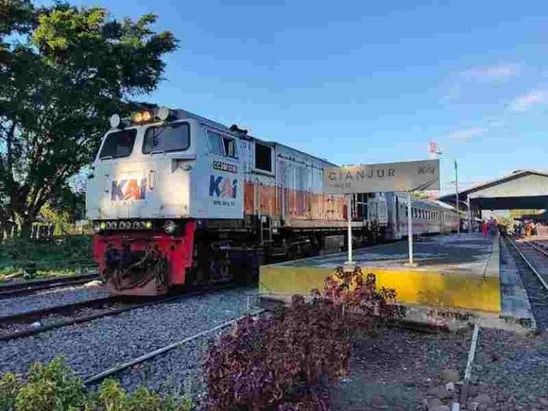 Walaupun Hanya Dilalui KA Siliwangi, Kedua Stasiun Ini Telah Menjadi Pusat Aktivitas Masyarakat
