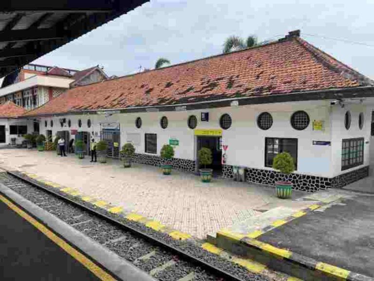 Dikenal Sebagai Stasiun Sangkrah, Bangunan Ini Menjadi Sejarah Penting di Kota Bengawan