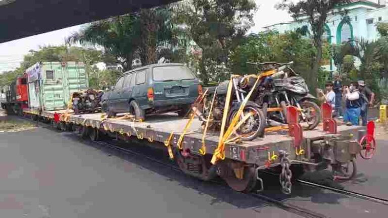 Unik! Sosialisasi Perlintasan Sebidang Daop 8 Surabaya Gunakan Gerbong Muatan Display Kendaraan Bekas Kecelakaan