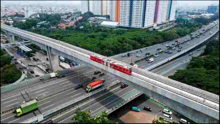 Masyarakat Bisa Nikmati LRT Jakarta Rp8 Selama Delapan Hari, Ini Jadwal Lengkapnya